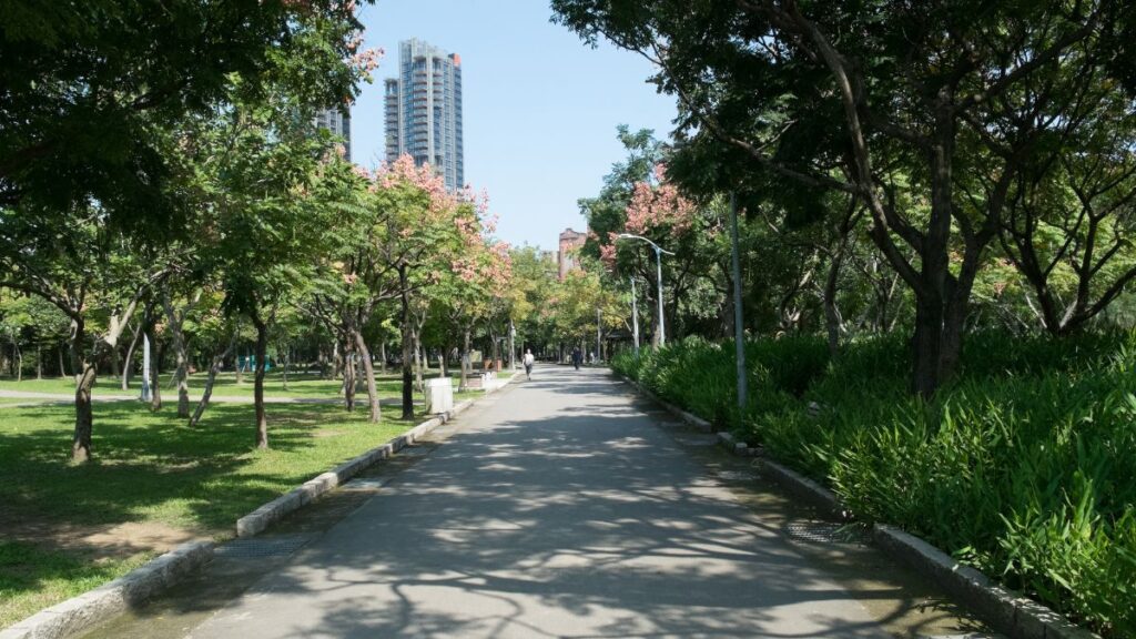 diseño urbano y salud en un parque urbano con personas y zonas verdes