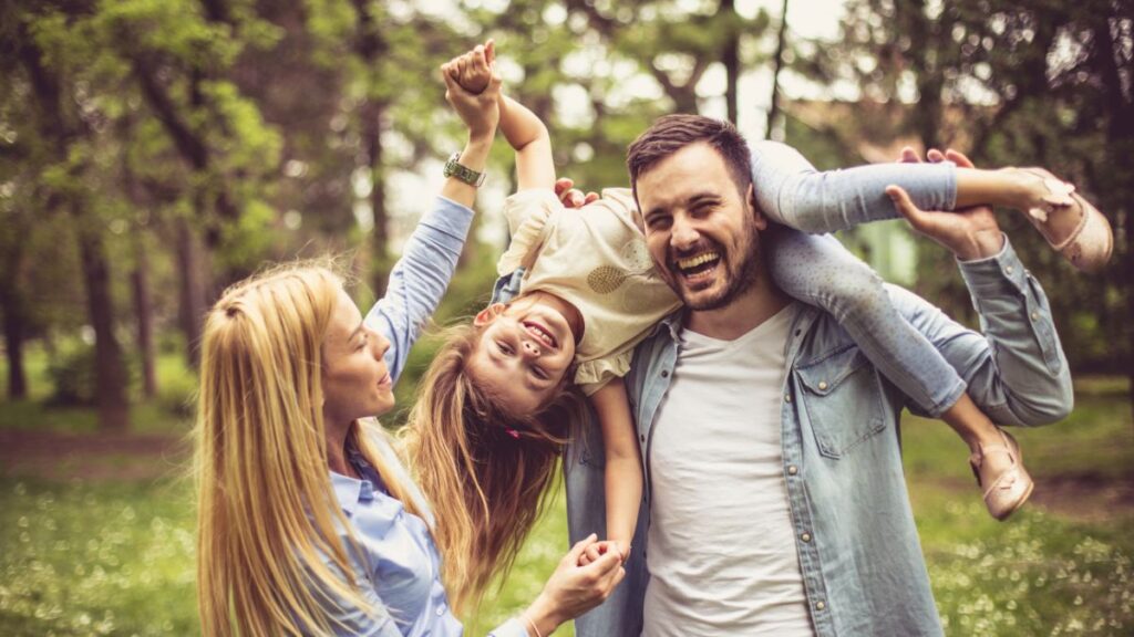 Familia disfrutando de un entorno natural, representando la calidad de vida en barrios sostenibles y modernos en Madrid