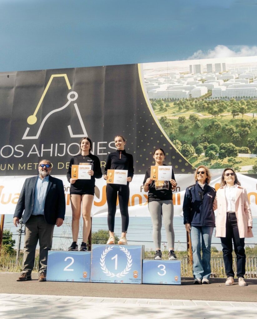 Participantes en el podio de la Carrera Inclusiva Los Ahijones junto a Fundación Juan XXIII tras la entrega de premios