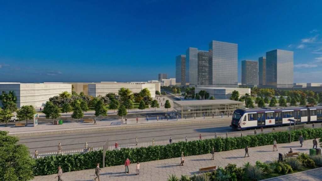 Estación de metro y transporte público en Los Ahijones, con tren en superficie y entorno urbano moderno en Madrid