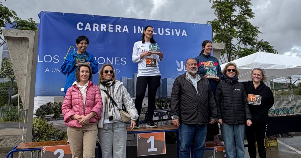 Entrega de premios de la II Carrera Inclusiva Los Ahijones con representantes institucionales y Fundación Juan XXIII