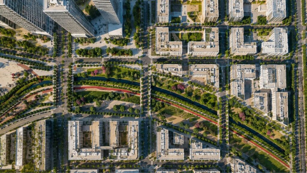 Vista aérea realista de Los Ahijones en Madrid con planificación urbana moderna, zonas verdes, espacios públicos y desarrollo urbanístico sostenible.