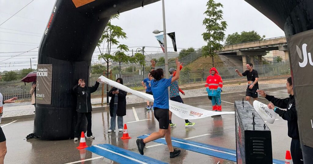 Llegada a meta de una participante en la II Carrera Inclusiva Los Ahijones-Fundación Juan XXIII en Madrid