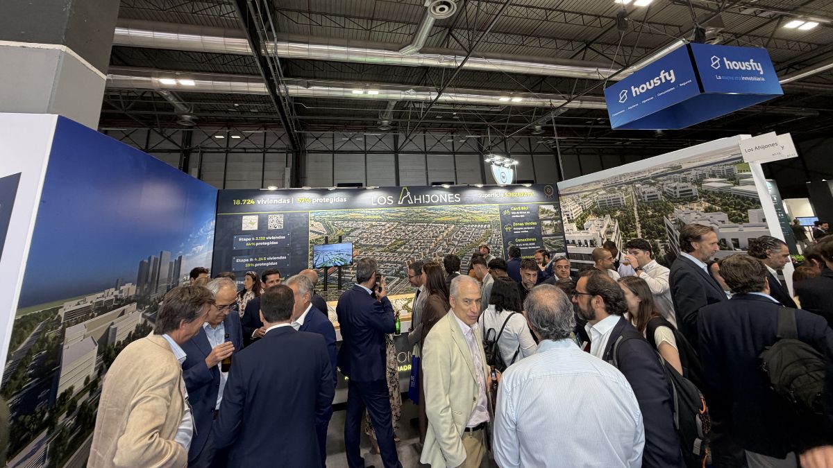 Público y profesionales en el stand de Los Ahijones en SIMA 2026