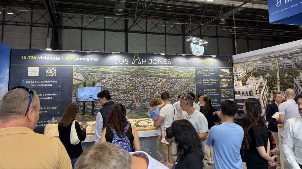 Visitantes en el stand de Los Ahijones en SIMA 2026 con información sobre el nuevo desarrollo urbanístico de Madrid