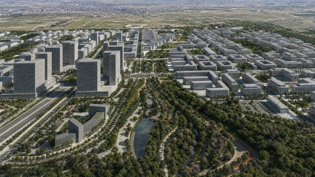 Vista aérea del desarrollo urbano de Los Ahijones con zonas verdes, parque lineal y conexión con el Bosque Metropolitano de Madrid.