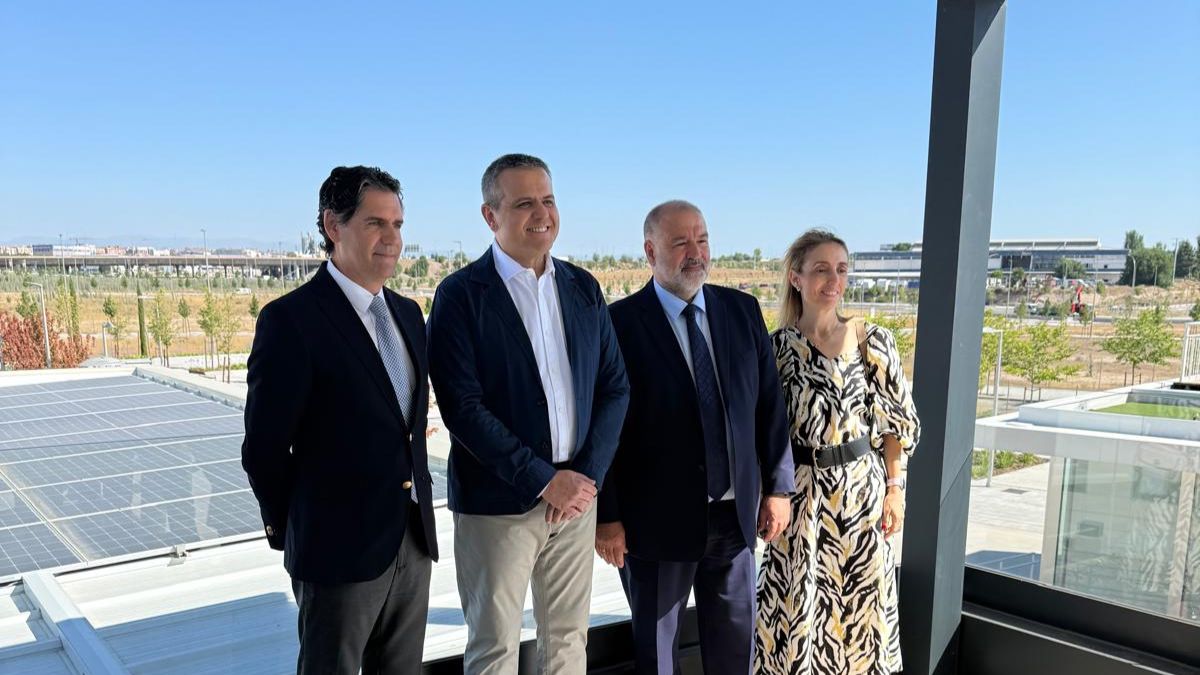 Visita institucional a Los Ahijones con motivo de la futura promoción del Plan Vive Solución Joven en Vicálvaro