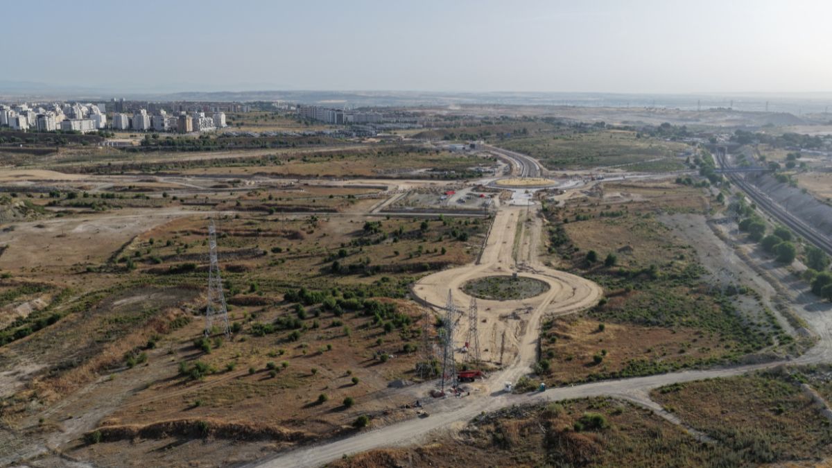 Vista aérea de la línea de alimentación y las infraestructuras eléctricas asociadas a la subestación de Los Ahijones durante los trabajos previos a su puesta en marcha.