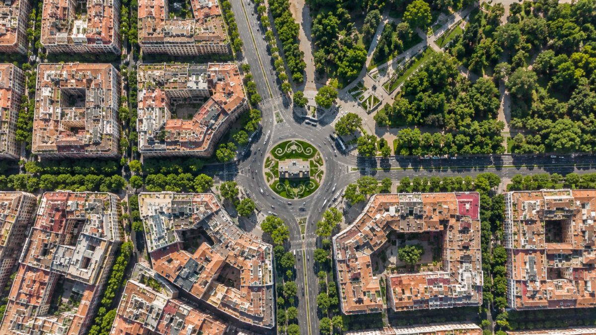 Vista aérea de un entorno urbano con edificios residenciales, calles y amplias zonas verdes que ilustra la distribución del espacio y la densidad urbana.