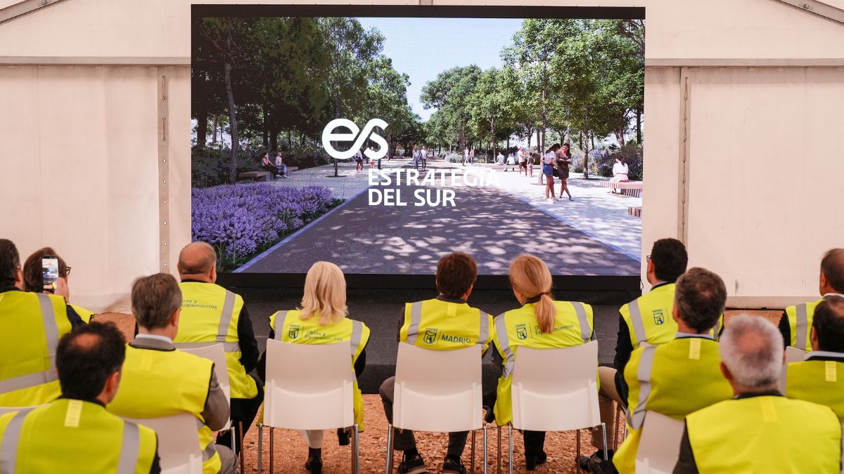 Presentación de la Gran Vía del Sureste durante una visita institucional a las obras en el Ensanche de Vallecas