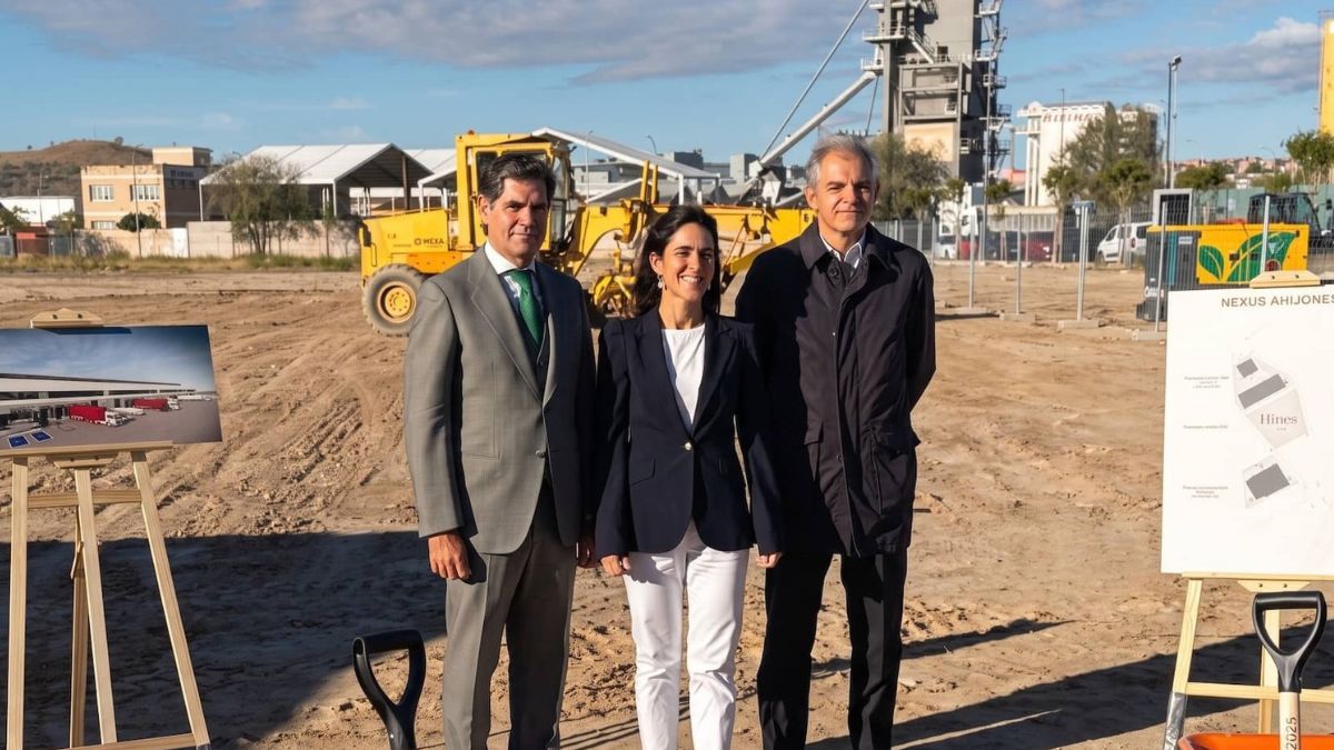 Representantes de Hines y de la Junta de Compensación de Los Ahijones en el acto de colocación de la primera piedra de Nexus Ahijones.