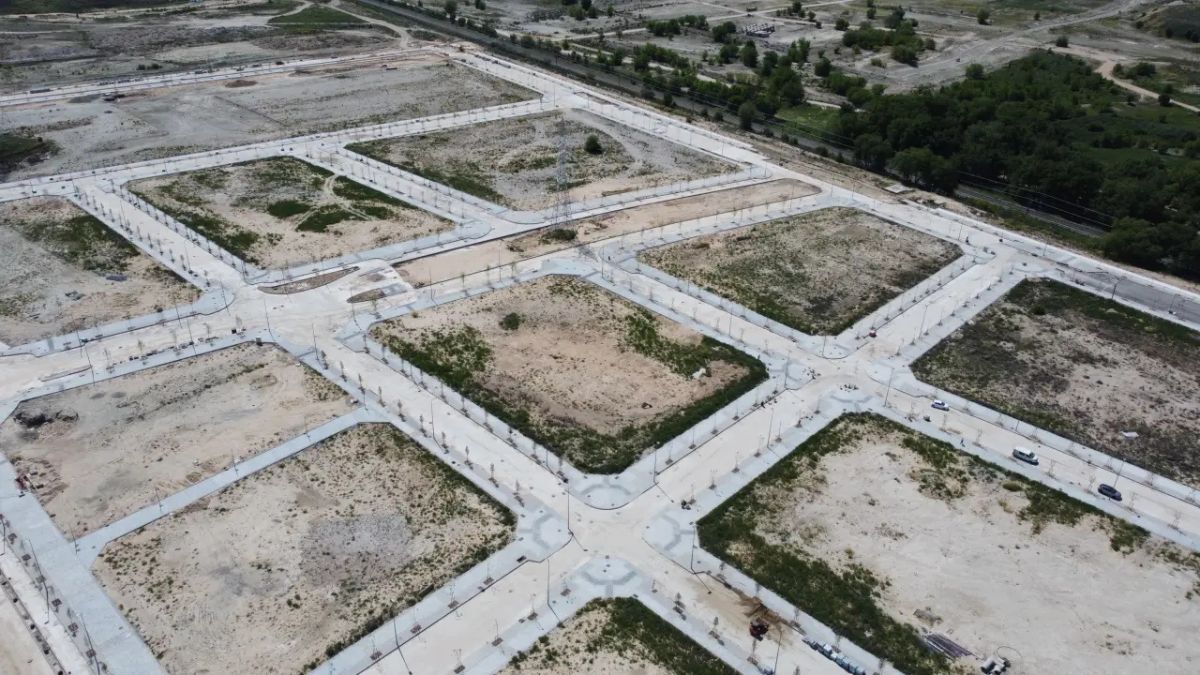 Vista aérea de los terrenos urbanizados de Los Ahijones, Madrid, donde está prevista la construcción de nuevas viviendas.